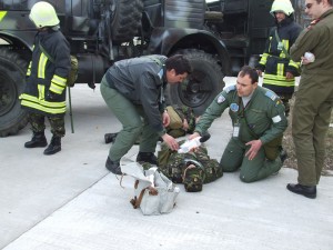 Aspect de la exercitiu - acordarea primului ajutor, in urma unui accident de masina, foto Laura Cozlov